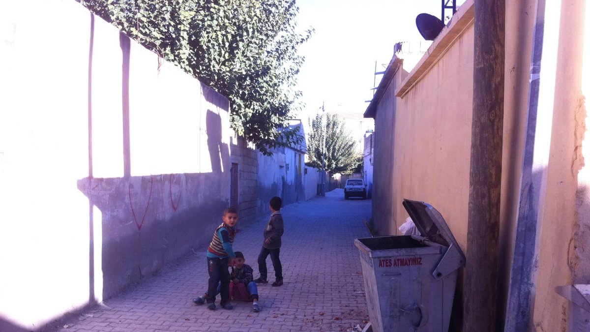 Barn leker på Kobanes gator. 